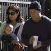 Selma Blair, Jason Bleick et leur petit Arthur, âgé de 5 mois, à Los Angeles, le samedi 24 décembre 2011. 