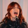 Florence Welch chante pour le lancement des soldes d'hiver au grand magasin Harrods, à Londres, le 27 décembre 2011.