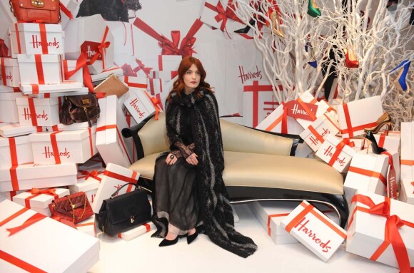 Florence Welch, bien entourée, au grand magasin Harrods, à Londres, le 27 décembre 2011.
