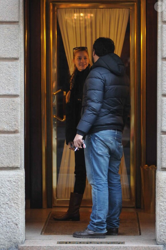 Beatrice Borromeo, petite amie d'Andrea Casiraghi, en séance shopping à Milan le 26 décembre 2011.