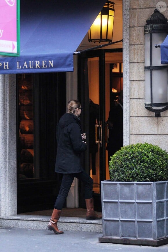 Beatrice Borromeo, petite amie d'Andrea Casiraghi, en séance shopping à Milan le 26 décembre 2011.