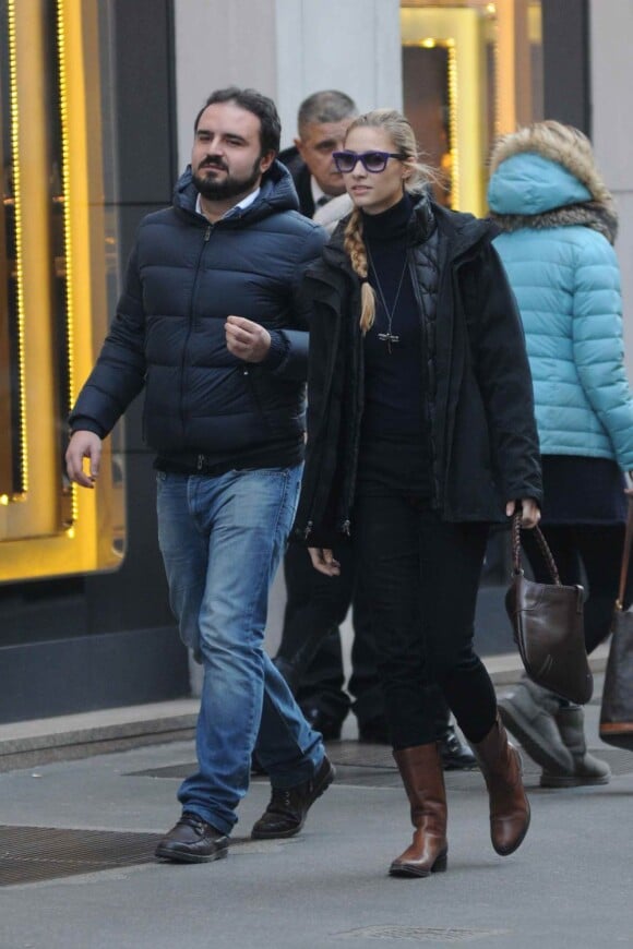 La jolie Beatrice Borromeo, petite amie d'Andrea Casiraghi, en séance shopping à Milan le 26 décembre 2011.