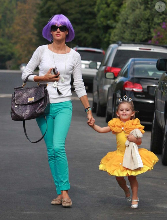 Alessandra Ambrosio et sa fille Anja Louise pour Halloween à Los Angeles, le 30 octobre 2011.
