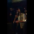 Drake chante What's my name en karaoké avec une fan, dans West Hollywood - décembre 2011 