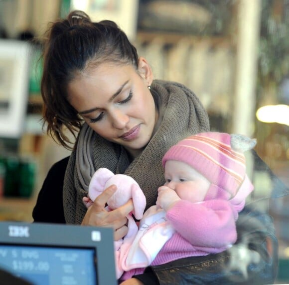 Jessica Alba et sa petite dernière, Haven, en décembre 2011.