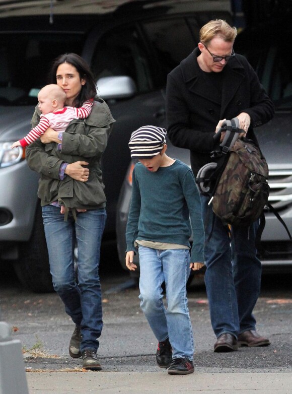 Jennifer Connelly tient sa petite Agnes dans ses bras, et marche à côté de Stellan et de son époux Paul Bettany, en novembre 2011.