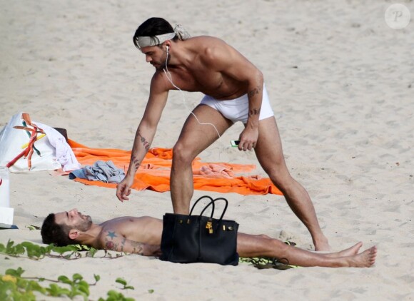 Marc Jacobs et Lorenzo Martone ont pris leurs marques sur la plage à Saint Barthélémy, le 28 décembre 2011.