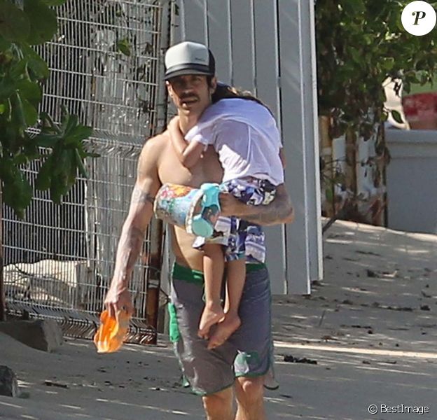 Anthony Kiedis et son fils Everly à Saint-Barthélemy, le 29 décembre 2011.