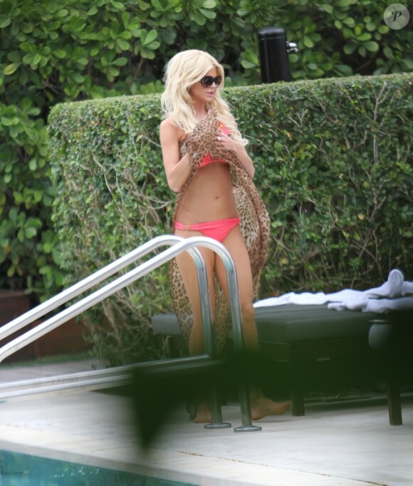 Victoria Silvstedt se détend près d'une piscine de Miami le 29 décembre 2011