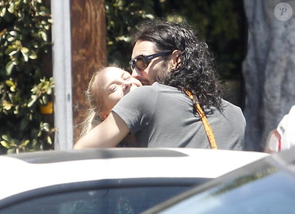 Russell Brand et une jeune femme en juillet 2011 à Los Angeles