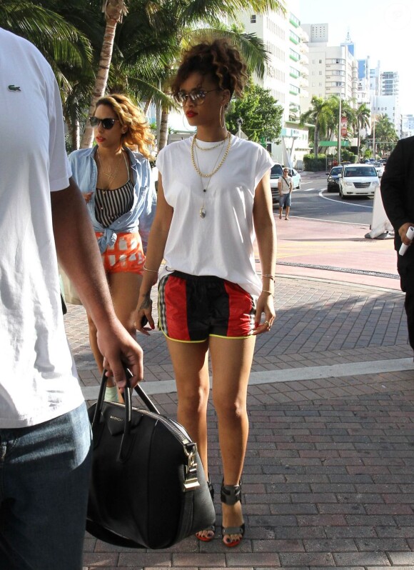 Belle esseulée, Rihanna en mini short de foot à Miami le 31 décembre 2011