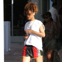 Rihanna : Sexy, elle expose ses belles jambes, moulée dans un mini-short de foot