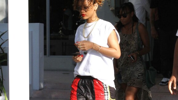 Rihanna : Sexy, elle expose ses belles jambes, moulée dans un mini-short de foot