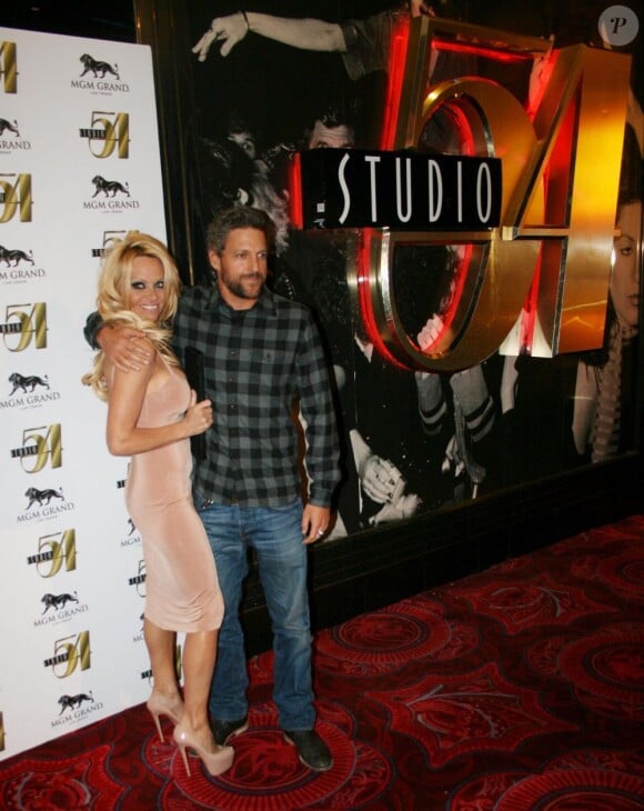 Pamela Anderson et son compagnon Jon Rose ont célébré 2012 à Las Vegas, dans le MGM Grann Hotel.