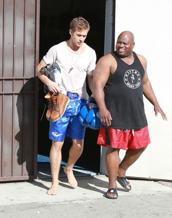 Ryan Gosling sort pieds nus de sa salle de boxe à Los Angeles le 3 janvier 2012