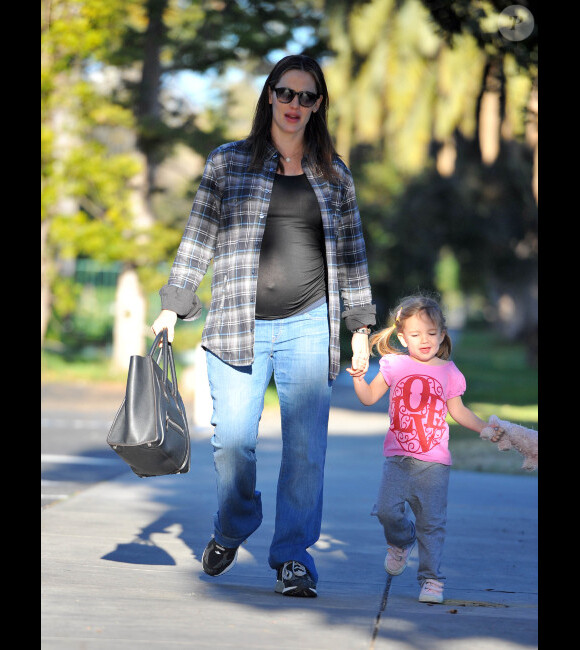 Jennifer Garner en compagnie de Seraphina et son joli t-shirt Love, à Los Angeles, le 5 janvier 2012