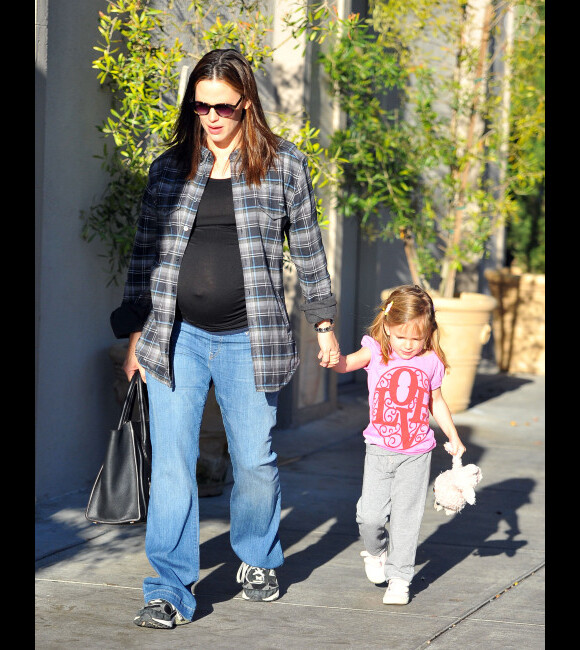 Jennifer Garner en compagnie de Seraphina et son doudou, à Los Angeles, le 5 janvier 2012