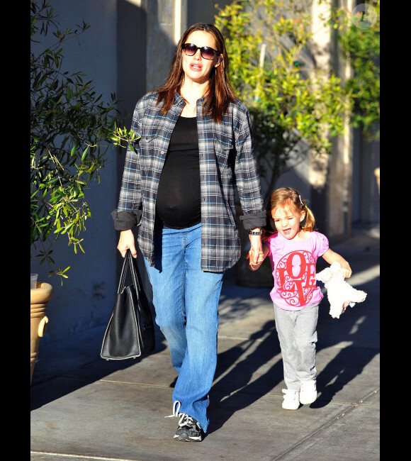 Jennifer Garner se balade avec Seraphina, à Los Angeles, le 5 janvier 2012
