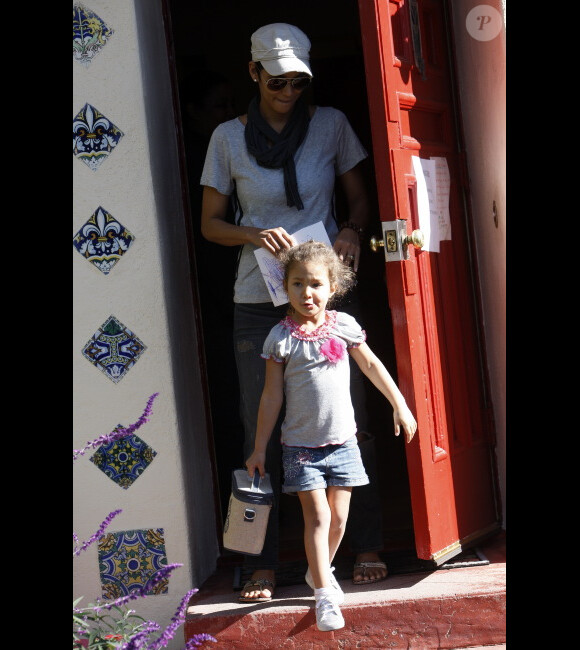 Halle Berry et sa fille Nahla à la sortie de l'école à Los Angeles le 5 janvier 2012