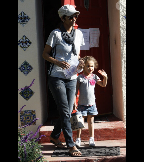 La petite Nahla salue les photographes à la sortie de l'école à Los Angeles le 5 janvier 2012 alors que sa maman vient la chercher