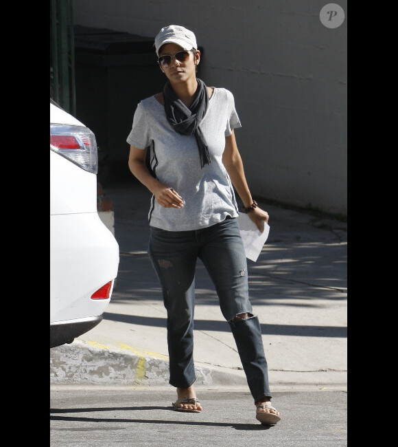 Halle Berry ravie d'aller chercher sa sa fille Nahla à la sortie de l'école à Los Angeles le 5 janvier 2012