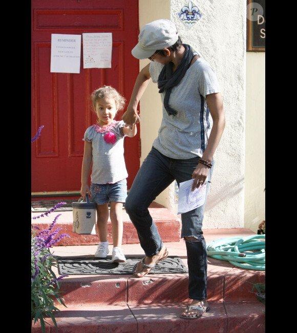 Halle Berry et sa fille Nahla, surprise par les photographes à la sortie de l'école à Los Angeles le 5 janvier 2012