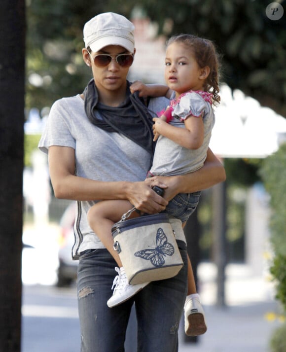Halle Berry et sa fille Nahla à la sortie de l'école le 5 janvier 2012