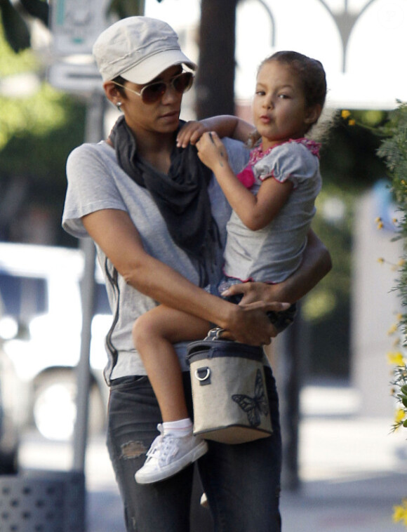 Halle Berry et sa fille Nahla sur le chemin de la maison le 5 janvier 2012