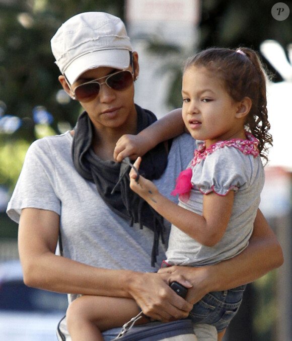 Halle Berry et son adorable fillette Nahla à la sortie de l'école le 5 janvier 2012