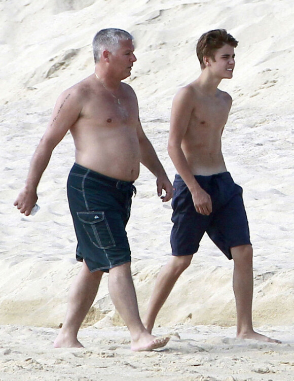 Justin Bieber et un membre de sa famille, à Cabo San Lucas au Mexique, le samedi 7 janvier 2012.