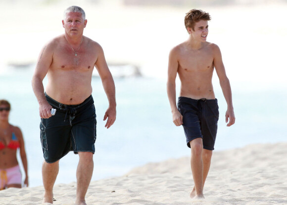 Justin Bieber et un membre de sa famille, à Cabo San Lucas au Mexique, le samedi 7 janvier 2012.