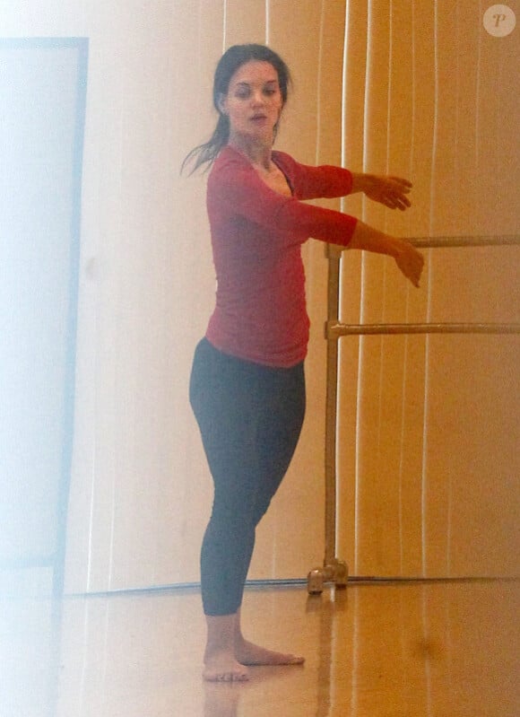 Katie Holmes mouille le maillot lors d'un cours de danse à New York le 30 décembre 2011
