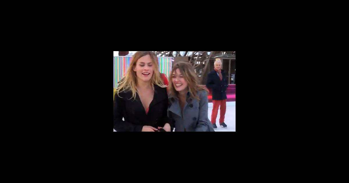 Les mannequins Etam Lingerie en plein show sur une patinoire au pied de