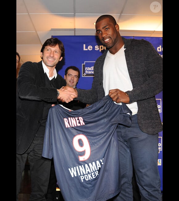 Teddy Riner a été sacré sportif de l'année 2011 par les auditeurs de Radio France et a reçu un maillot du PSG à son nom des mains de Leonardo le 10 janvier 2012 à Paris