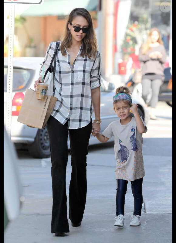 Jessica Alba est une maman stylée et aux petits soins pour Honor. Los Angeles, le 6 janvier 2012.