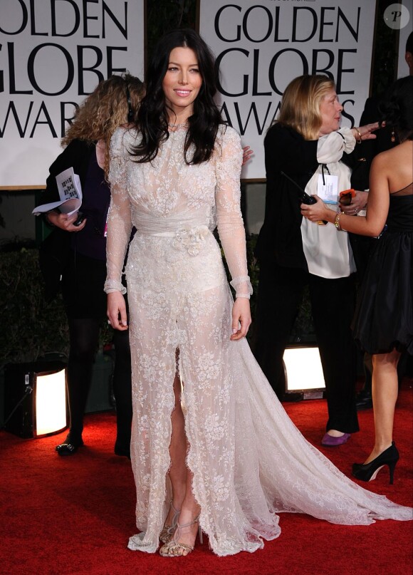 Jessica Biel, magnifique lors des Golden Globes dimanche 15 janvier à Los Angeles. La comédienne ne portait pas de bague de fiançailles...