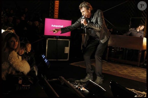 Johnny Hallyday lors de son concert à la tour Eiffel, le 3 décembre 2011.