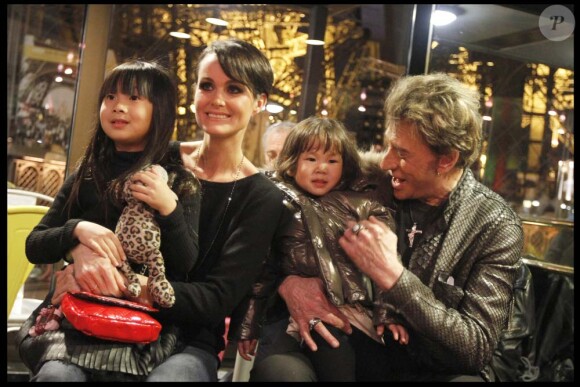 Johnny Hallyday, Laetica et leurs filles Jade et Joy à la tour Eiffel, le 3 décembre 2011.