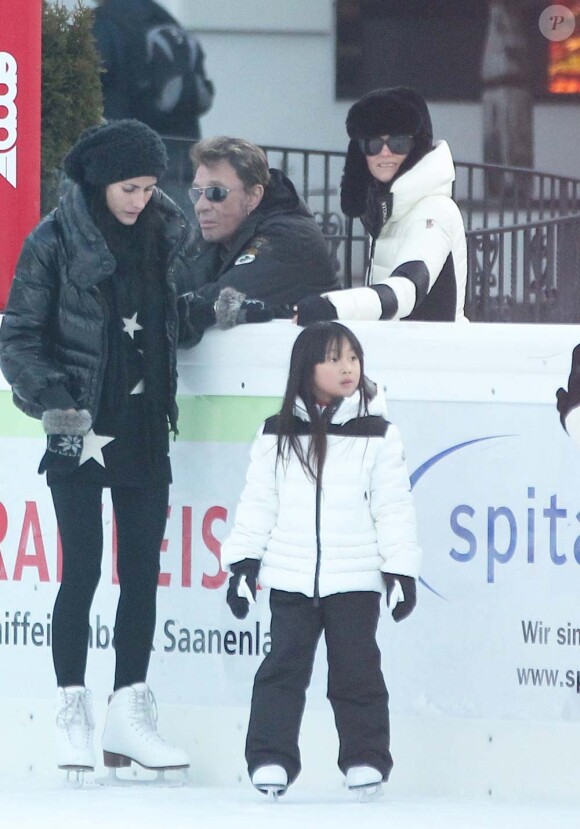 Johnny Hallyday, Laeticia et leur fille Jade à Gstaad, le 23 décembre 2011.