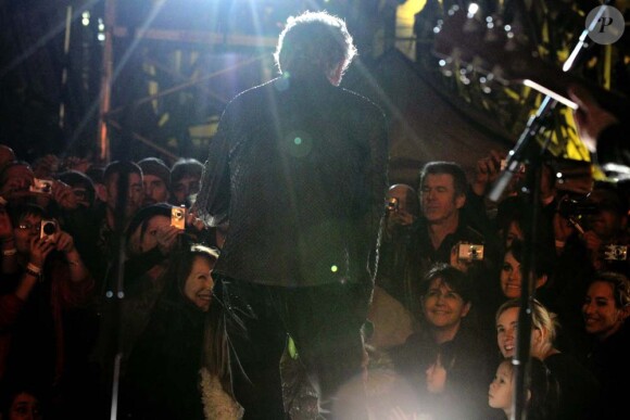 Johnny Hallyday lors de son concert à la tour Eiffel, le 3 décembre 2011.