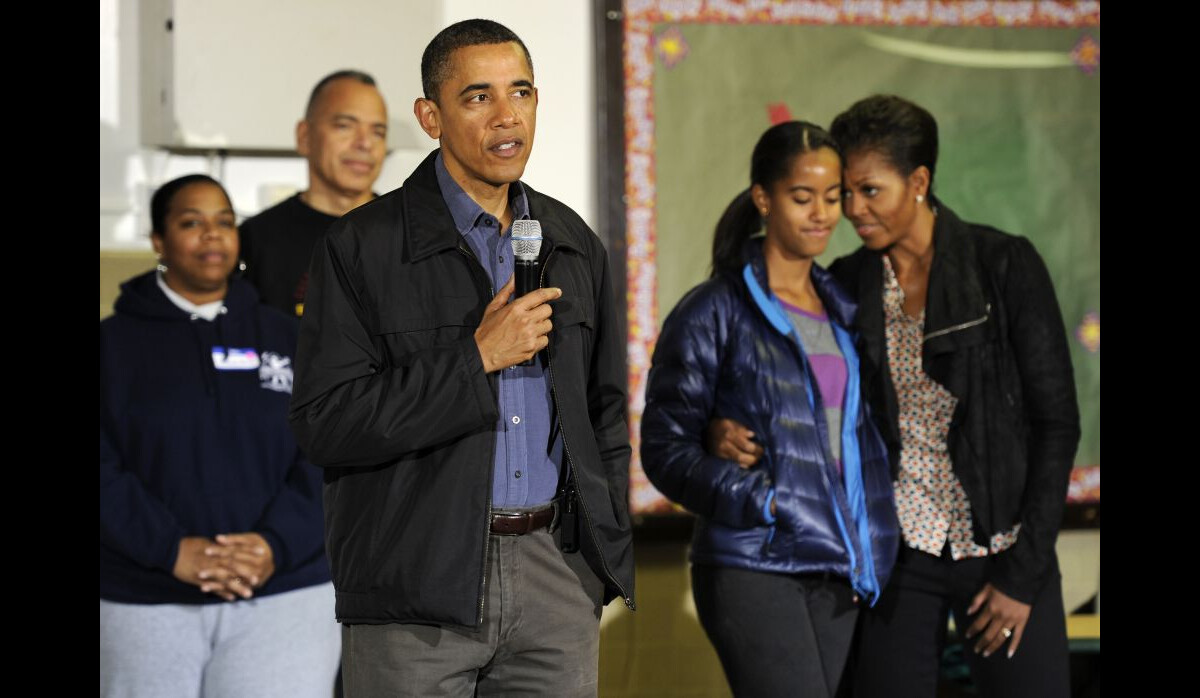 Photo : Barack Obama prononce un discours entouré de sa famille à l ...