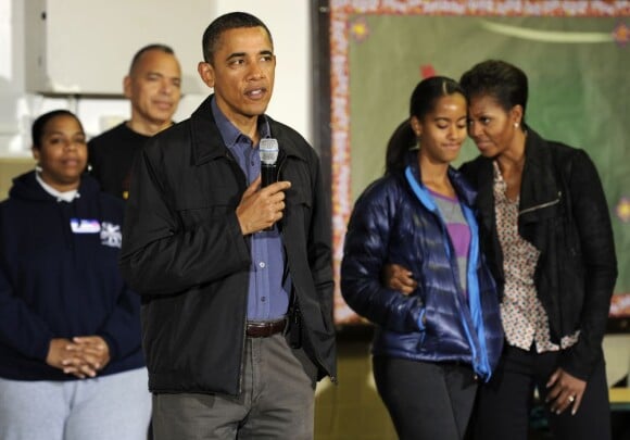 Barack Obama prononce un discours entouré de sa famille à l'occasion d'une journée de charité dans un centre d'éducation à Washington durant la journée dédiée à Martin Luther King. Le 16 janvier 2011