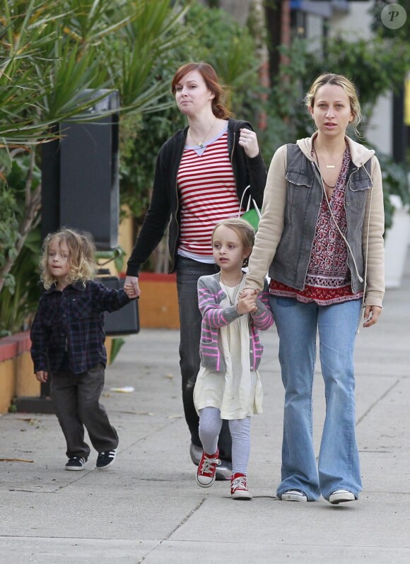 Les enfants de Tobey Maguire arrivent à l'anniversaire de Harlow Madden avec leur maman à Los Angeles le 16 janvier 2012