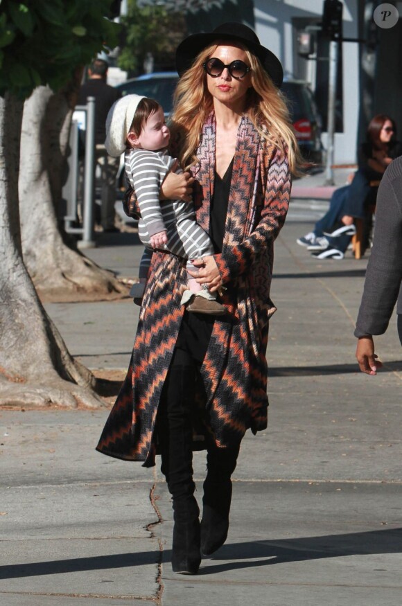 La styliste Rachel Zoe et son fils Skyler sont de sortie à Los Angeles, le 17 janvier 2012.