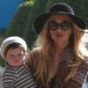 Sous un chapeau et des lunettes de soleil, Rachel Zoe et son fils Skyler se sont accordé une petite balade à Los Angeles, le 17 janvier 2012.