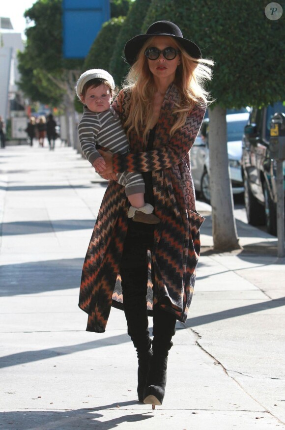 Sous un chapeau et des lunettes de soleil, Rachel Zoe et son fils Skyler se sont accordé une petite balade à Los Angeles, le 17 janvier 2012.