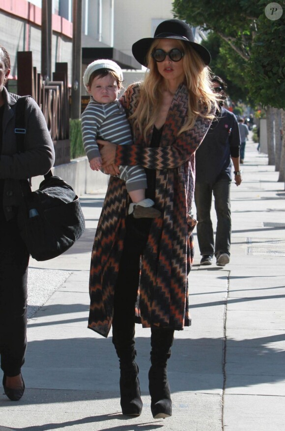 La très stylée Rachel Zoe et son bébé Skyler à Los Angeles, le 17 janvier 2012.