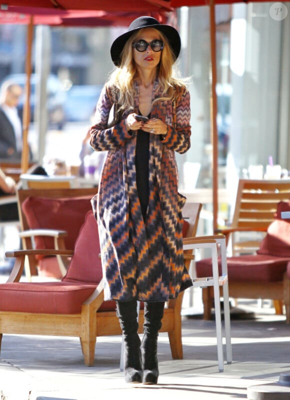 Rachel Zoe porte un long cardigan Missoni et des cuissardes Brian Atwood à Los Angeles, le 17 janvier 2012.