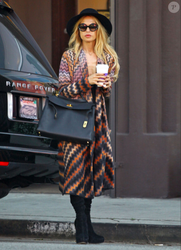 Sac Kelly de Hermès sous le coude, Rachel Zoe était de sortie à Los Angeles le 17 janvier 2012.