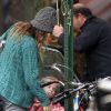 Sarah Jessica Parker, aidée par un chauffeur pour escorter ses jumelles vers leur domicile à New York, le 17 janvier 2012.